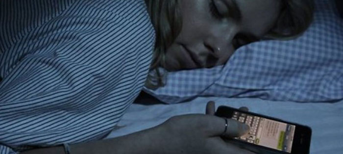 Hasil gambar untuk jauhkan alat elektronik saat tidur