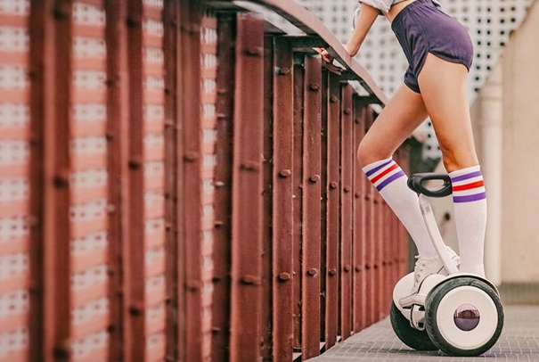 Xiaomi-hoverboard-made-with-Ninebot-and-Segway-photo-2a