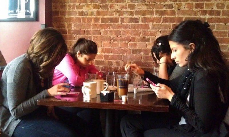 Stop-Using-Your-Smartphone-at-Dinner-720x431