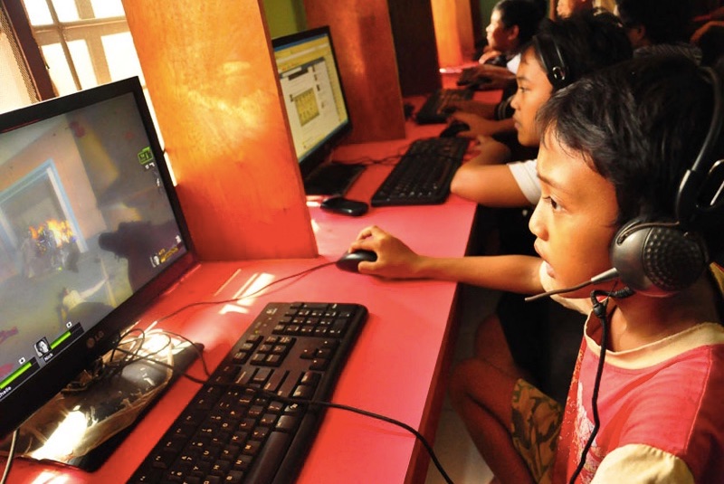 Anak Bermain Game PC | Photo