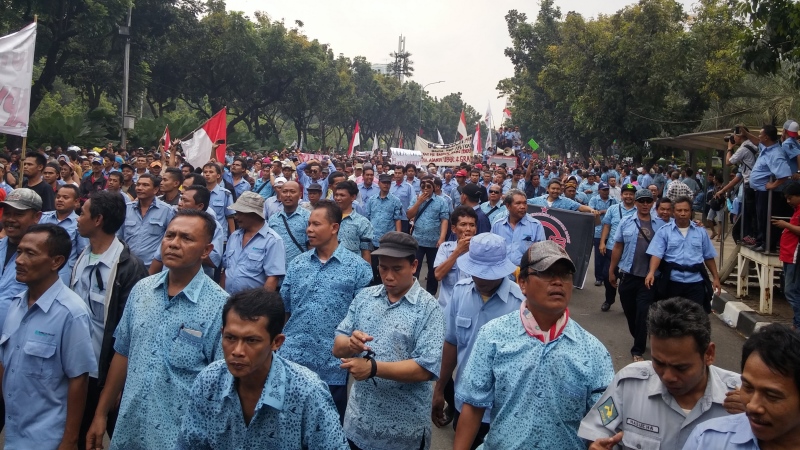 Para pendemo melakukan long march dari Balai Kota ke Istana Negara