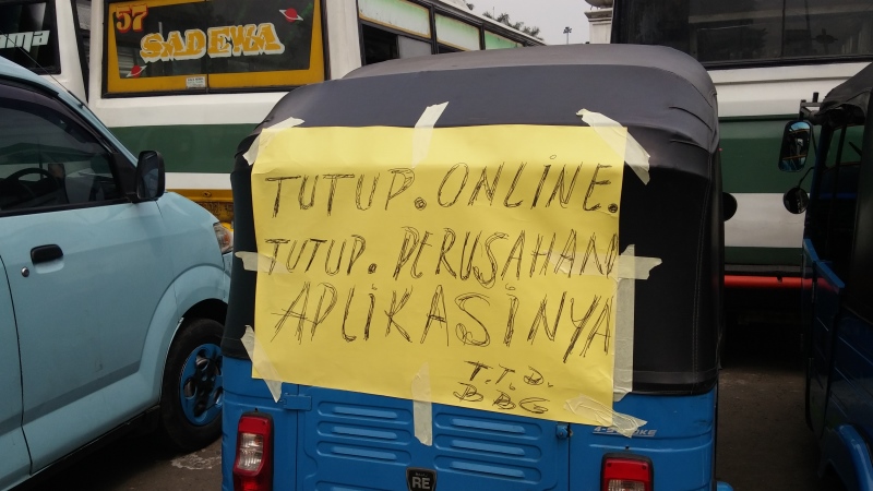 Sebuah pesan protes dari pengendara bajaj