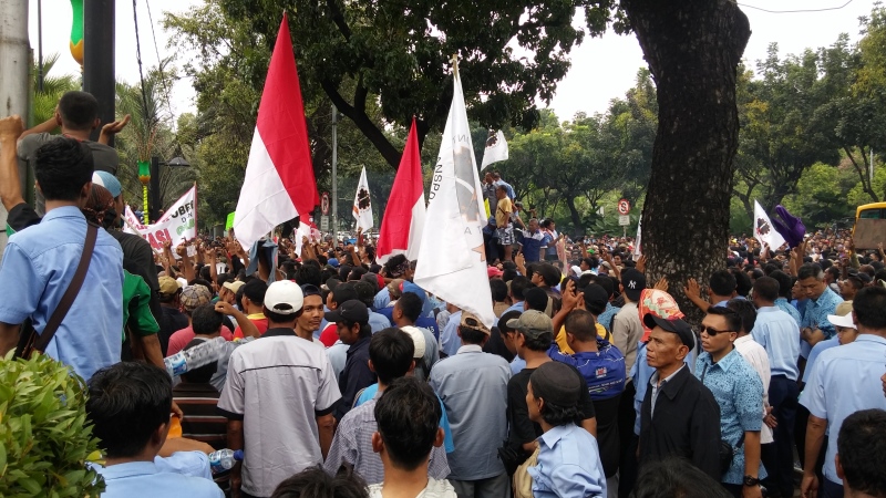 Para pendemo menyuarakan orasi di depan Balai Kota