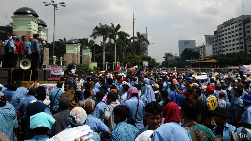 Massa yang berkumpul di depan gedung DPR/MPR