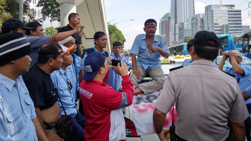 Para pengemudi taksi menolak dibubarkan oleh polisi