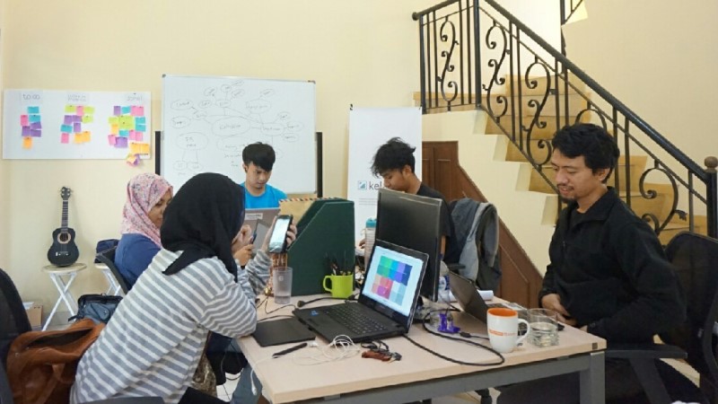 Suasana kerja di kantor KelasKita