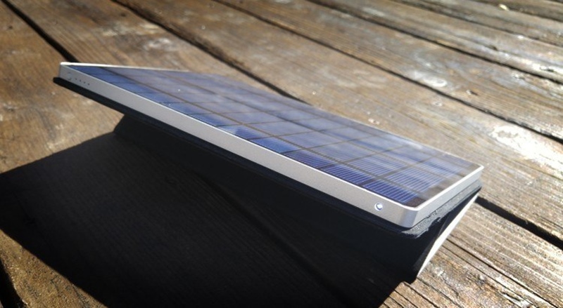 Solartab memang cukup lama ketika kita hendak mengisi ulang dayanya di bawah sinar matahari. Ada lampu indikator LED sehingga kita tahu jika perangkat ini berfungsi dengan baik.