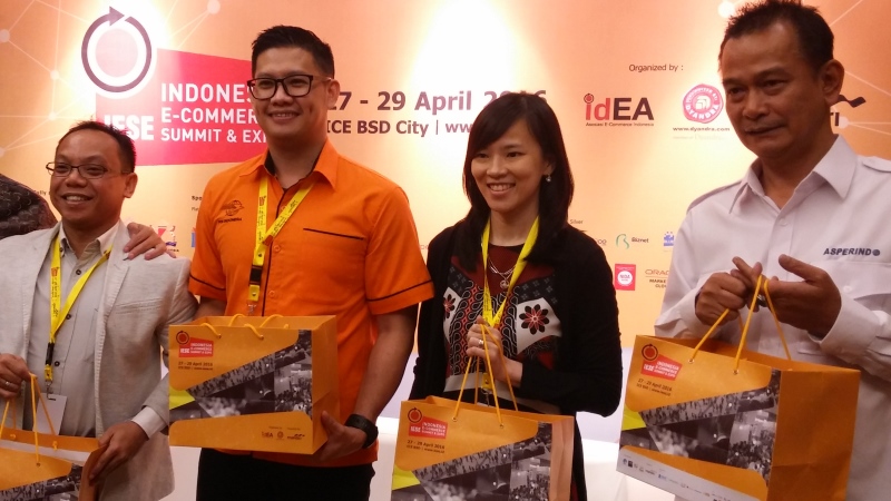 Kiri ke Kanan: Hadi Kuncoro (CEO aCommerce), Yan Hendry Jauwena (CEO Interim PT. Pos Indonesia), Madeleine Ong De Guzman (Vice President Marketing elevenia), dan Trian Yuserma (Deputi GM Express II JNE Express).