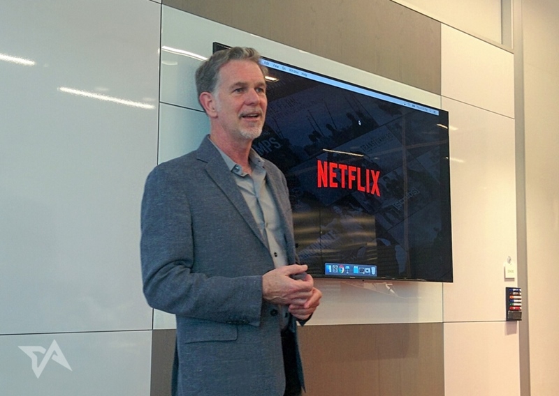 Reed Hastings sedang memaparkan penjelasan kepada wartawan