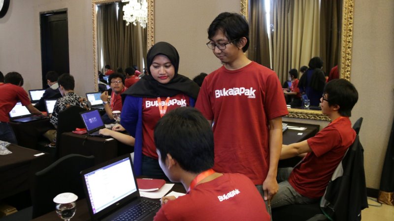 Nugroho Herucahyono, CTO & Co Founder Bukalapak (berdiri, kanan) didampingi oleh Anida Noviyanti, Recruitment Supervisor Bukalapak (berdiri, kiri).