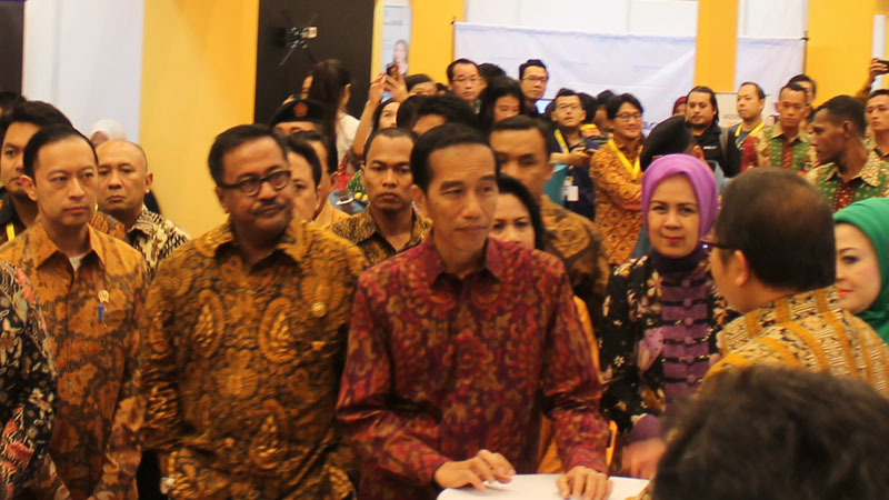 Presiden Jokowi di IESE 2016 - Mengunjungi Stand