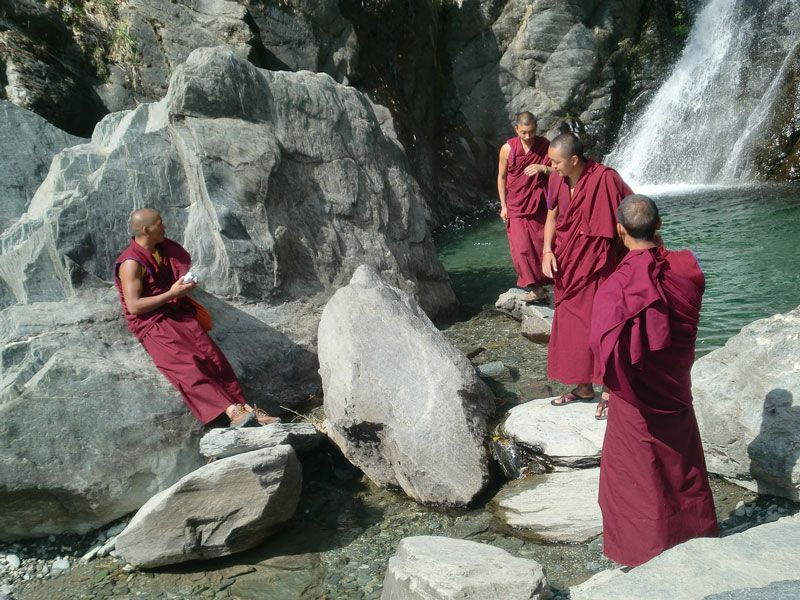 Biksu Buddha sedang bersantai | Image