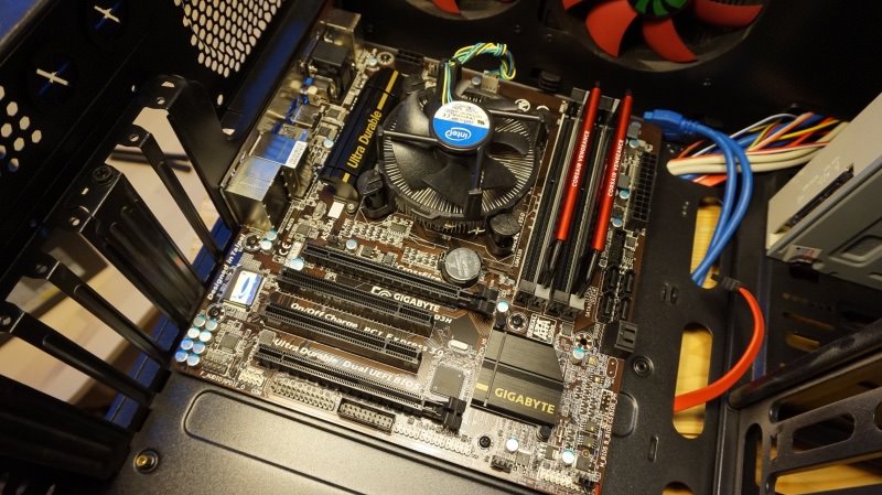 Motherboard dalam casing PC