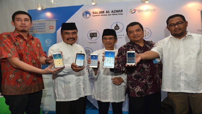 (Kiri ke kanan) Irfan Burhan (VP Merchant Business DOKU), H.Budiyono (Ketua Pendidikan YPI Al Azhar), H. Muhammad Suhadi (Ketua Umum YPI Al Azhar), Bambang D. Cahyono (Executive Director Salam Al Azhar), Syarif Hidayat (Founder &amp; CEO iGlobal).