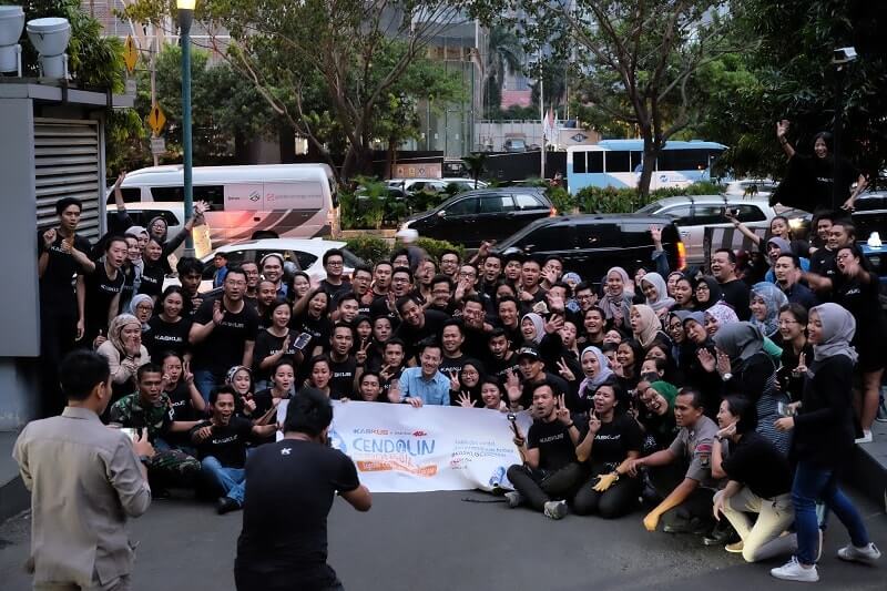 KASKUS Officer berfoto usai membagikan cendol dan donat dalam KASKUS Cendolin Indonesia 2