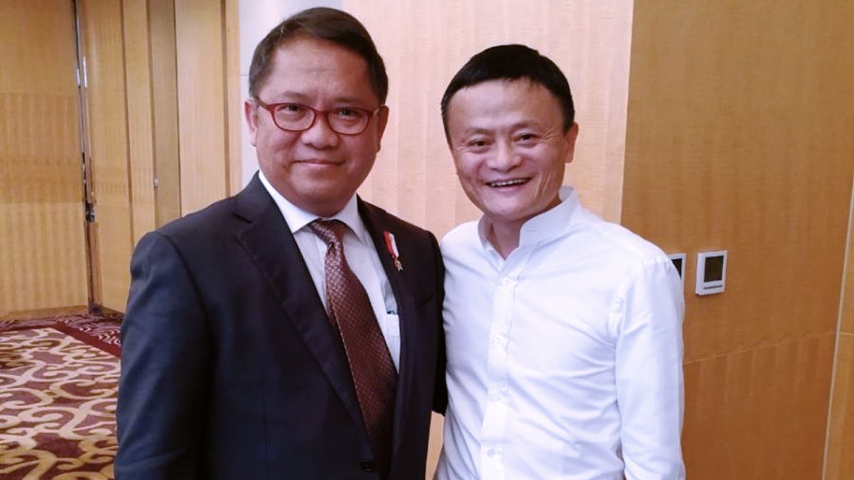 Alibaba's Jack Ma and Indonesia’s Communication and Information Technology Minister Rudiantara. Image: Tech in Asia