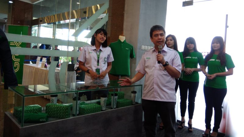 Managing Director Grab Indonesia, Ridzki Kramadibrata, menjelaskan adanya penjualan merchandise Grab di Grab Driver Center.