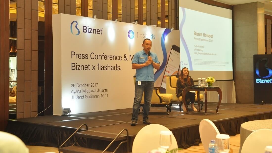 Vice President Marketing Biznet, Yudie Haryanto (kiri), memberikan penjelasan mengenai layanan Biznet Hotspot.