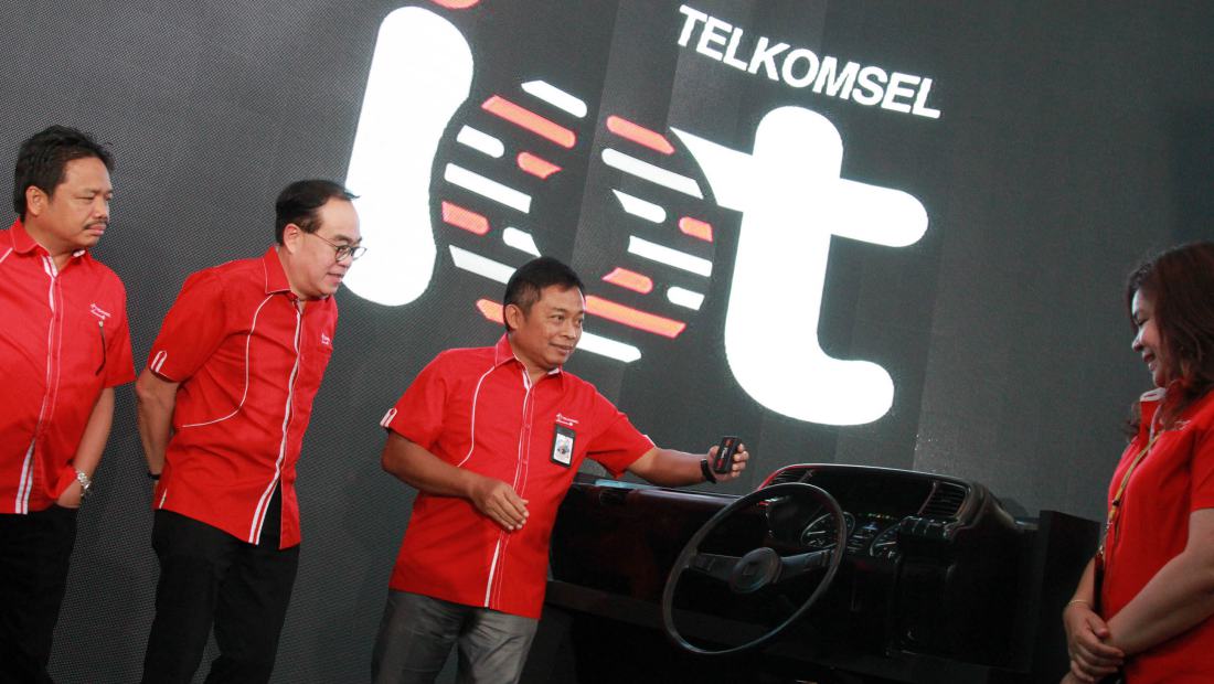 (Kiri-Kanan) Direktur Sales Telkomsel Sukardi Silalahi, Direktur Planning & Transformation Edward Ying, Direktur Utama Ririek Adriansyah, dan Vice President Internet of Things Marina Kacaribu saat peluncuran Telkomsel FleetSight