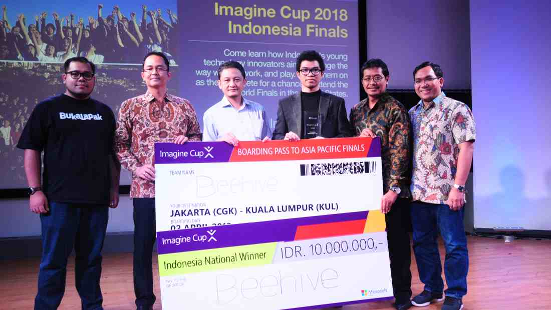 Perwakilan tim dari Beehive Drones, Hilton Tnunay (tiga dari kanan), menerima secara simbolis penyerahan hadiah Imagine Cup 2018 untuk wilayah Indonesia setelah dinyatakan keluar sebagai pemenang | Photo
