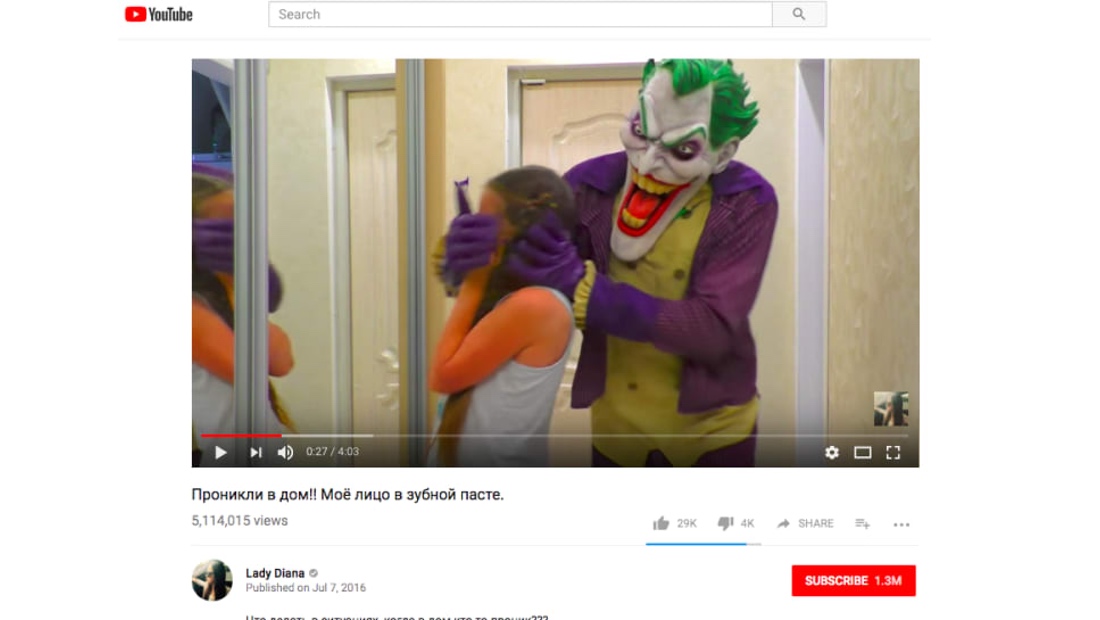 Video sketsa yang menampilkan karakter Joker dalam adegan penculikan dengan seorang anak. Judul video tampak menandakan bahwa video ini berasal dari Rusia. 